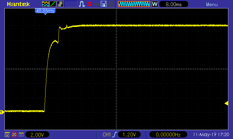 Chování +12V větve při zapnutí zdroje (2 V/dílek, 8 ms/dílek); Seasonic SSR-600TL
