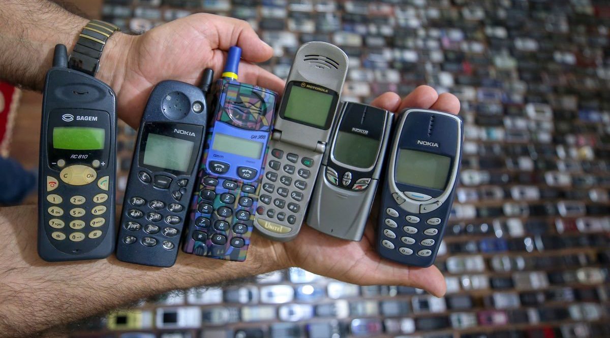 Vynález telefonu, retro mobilní telefony