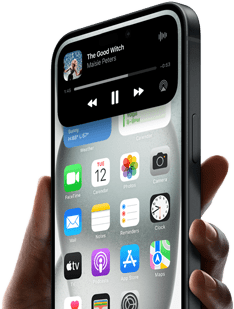iPhone 15 v ruke, na Dynamic Islande sa zobrazuje prehrávaná skladba.