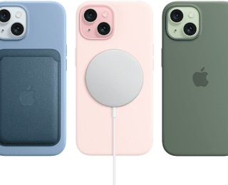 iPhone 15 mit Silikonhülle mit MagSafe auf dem iPhone 15, FineWoven Brieftasche mit MagSafe, MagSafe Ladegerät und MagSafe Batterie.