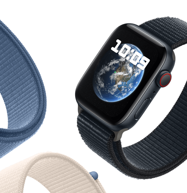 Apple Watch SE mit einem durchziehbaren Sportarmband. Das Display zeigt ein Astronomie-Hintergrundbild, das den Planeten Erde abbildet.