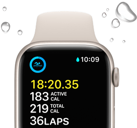 Schwimmdaten auf dem Display der Apple Watch SE. Um das Gerät herum befinden sich Wassertropfen.