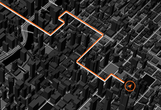 Mapa so zvýraznenou trasou, ktorá vedie hustou mestskou zástavbou, znázorňuje fungovanie presnej GPS