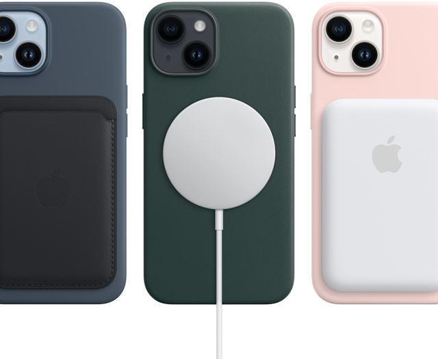 MagSafe kryty na iPhone 14 v temně inkoustové, piniově zelené a křídově růžové s MagSafe doplňky, peněženkou, nabíječkou a baterií.