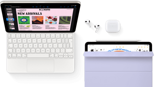 iPad Air přichycený k Magic Keyboardu, AirPody Pro, Apple Pencil Pro a Smart Folio