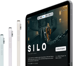 Pohľad zboku na tri modely iPadu Air, na štvrtom iPade Air je otvorený seriál Silo v Apple TV+