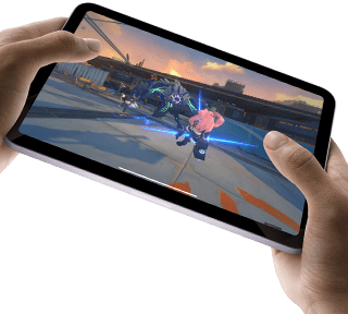 iPad&nbsp;mini na šířku v&nbsp;rukách uživatele, který zrovna hraje graficky náročnou hru