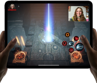 iPad Pro so zobrazenou vysoko výkonnou hrou zdieľanou cez SharePlay