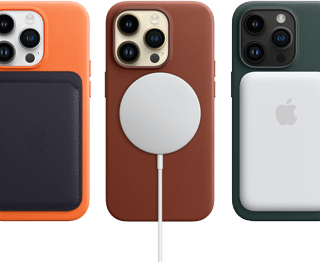 MagSafe kryty na iPhone 14 Pro v oranžové, cihlově hnědé a piniově zelené s MagSafe doplňky: peněženkou, nabíječkou a baterií.