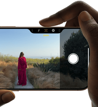 Ovládanie kamery na iPhone 16 Pro, pravý prst sa kĺže po bočnej strane telefónu, aby upravil hĺbku poľa