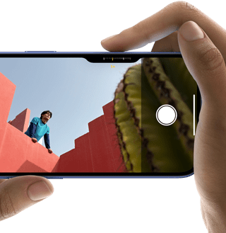 Ovládanie kamery na iPhone 16, pravý prst sa posúva po bočnej strane telefónu, aby upravil nastavenia kamery