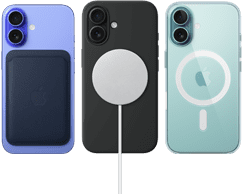 Tri zariadenia iPhone 16, zadná vonkajšia strana s pripnutými doplnkami MagSafe: peňaženkou z tkaniny FineWoven s MagSafe k iPhonu, nabíjačkou MagSafe so silikónovým puzdrom a priehľadným puzdrom na iPhone s MagSafe