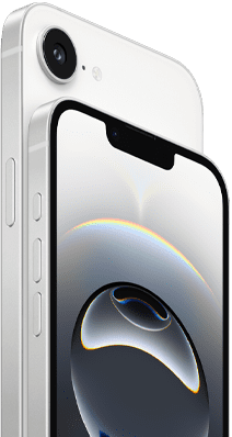 Pohled z boku na iPhone 16e v bílém provedení, pohled z boku, akční tlačítko, tlačítka hlasitosti a zadní Fusion fotoaparát