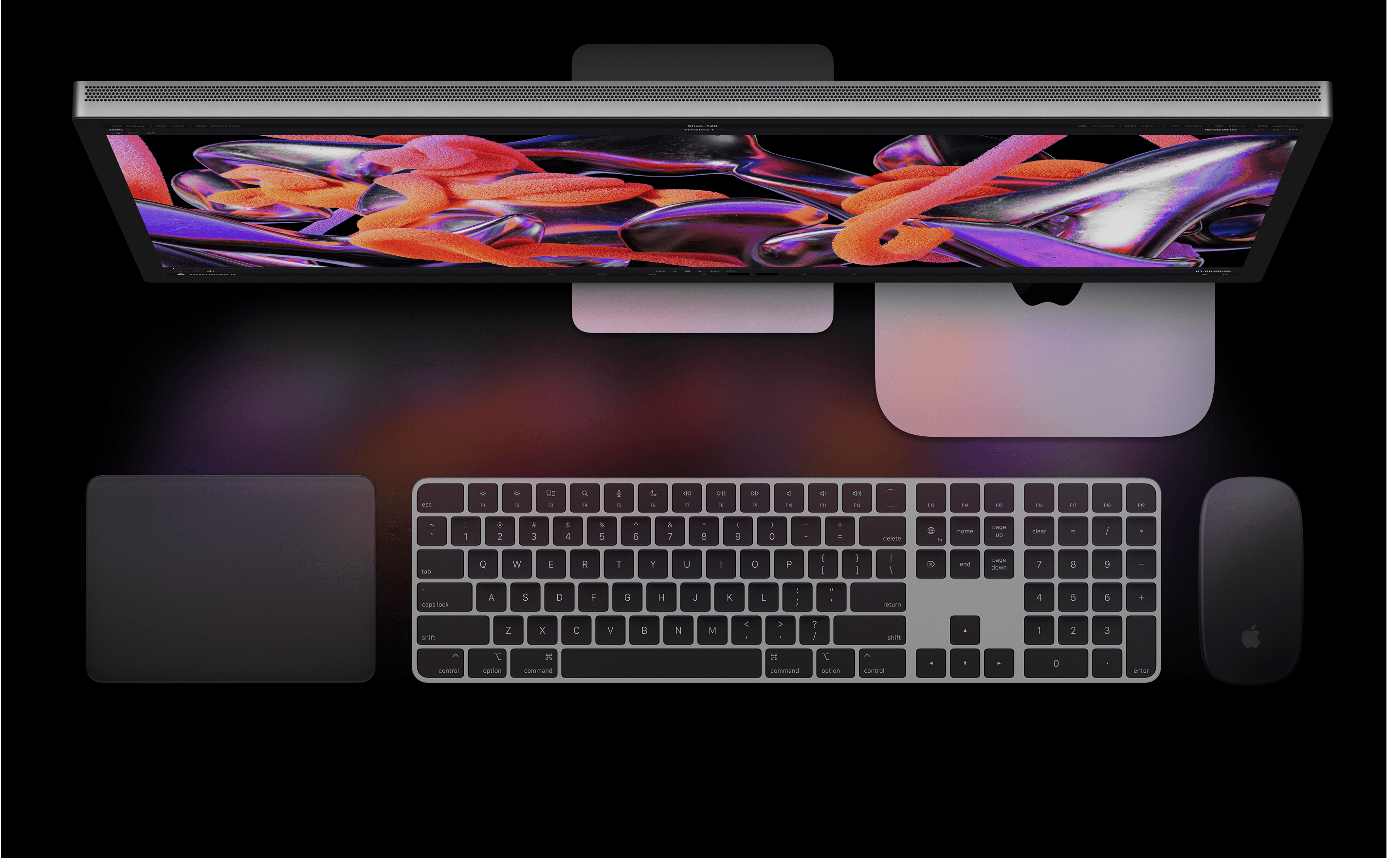 Pohľad zhora na Studio Display, Mac mini, Magic Trackpad, Magic Keyboard a Magic Mouse.