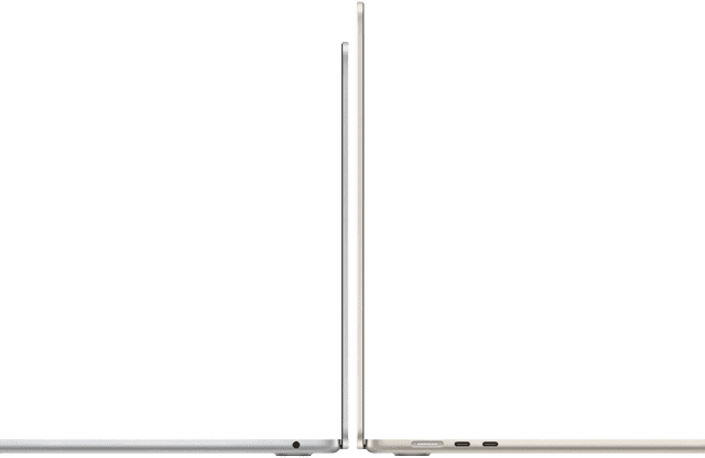 Pohled z boku na 13palcový a 15palcový MacBook Air, jeden stříbrný, druhý hvězdně bílý, oba otevřené a zadní stranou k sobě