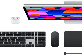 Doplňky k Macu: AirPody, Studio Display, Magic Keyboard, Magic Mouse, Magic Trackpad, MagSafe nabíjecí kabel v temně inkoustové