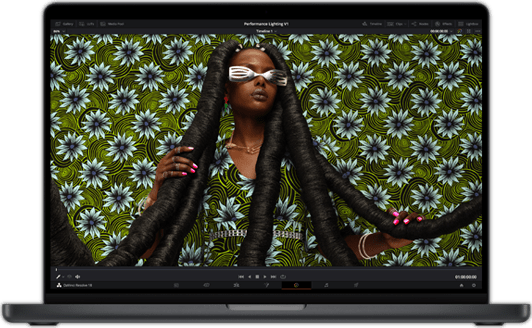 Ein Farbfoto von einer Person, das die hohe Helligkeit des XDR-Displays des MacBook Pro zeigt.