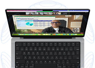 MacBook Pro obklopený ilustracemi modrých kruhů, které naznačují 3D efekt prostorového zvuku – na obrazovce je vidět člověk, který při videoschůzce na Zoomu využívá Překryv prezentujícího, aby byl vidět před prezentovaným obsahem