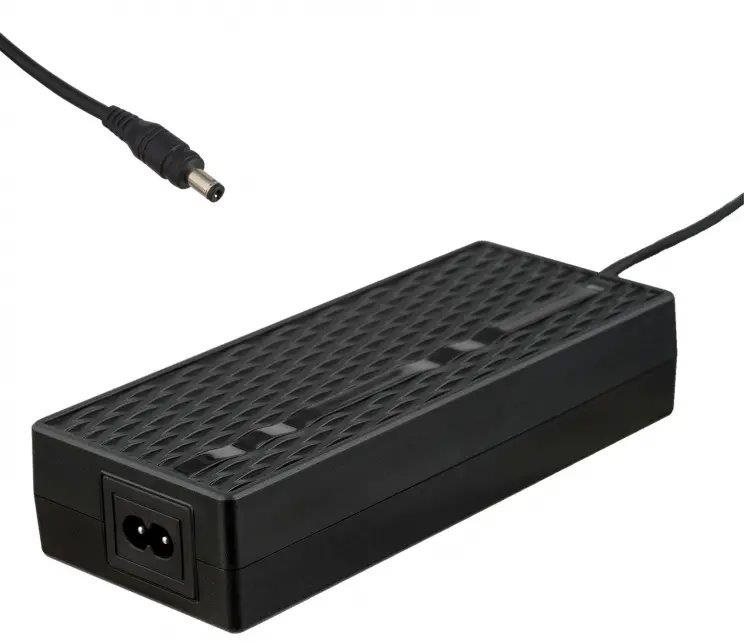 Akyga Tápegység IEC C8 / DC 5,5 x 2,1 mm, 84 W - 1 m Tápkábel