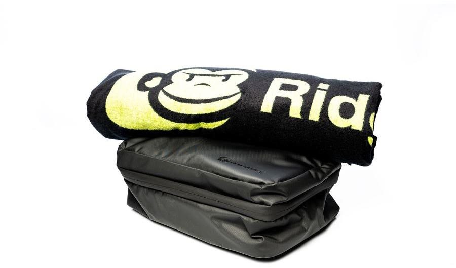RidgeMonkey LX Bath Towel and Weatherproof Shower Caddy Sada Taška