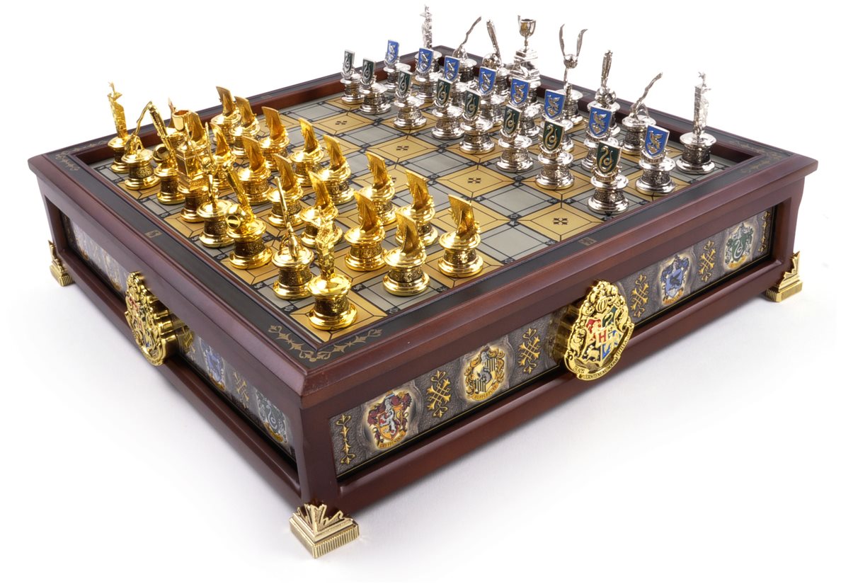 Harry Potter - Hogwarts Houses Quidditch Chess Set - šachy