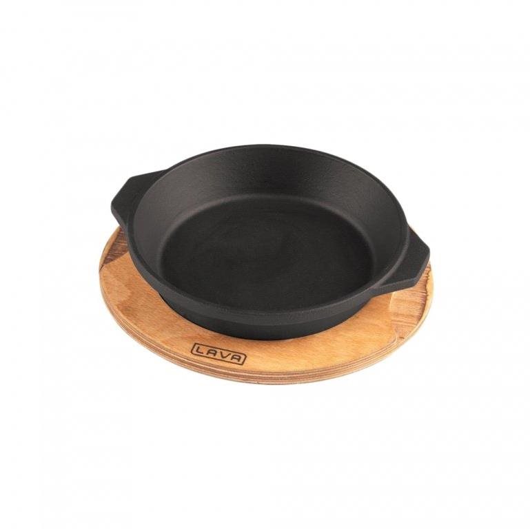 Lava Metal Litinový servírovací talíř/miska 16 cm s dřevěným podstavcem