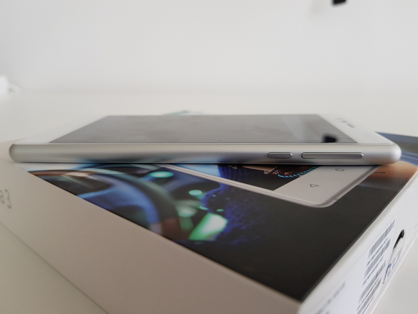 Mobilní telefon Nokia 3, pravý bok, tlačítka