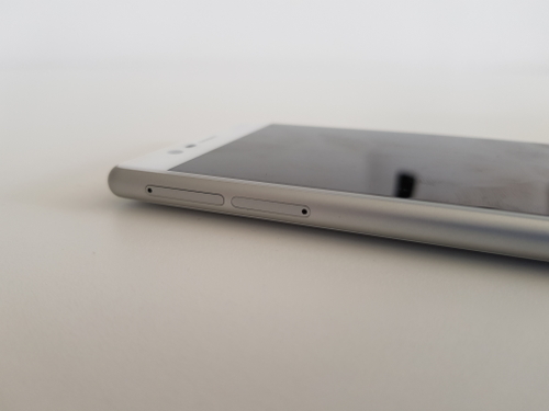 Nokia 3,  sloty na SIM kartu a microSDXC kartu