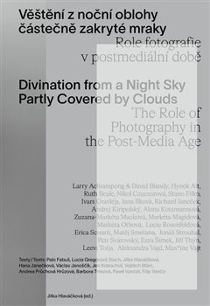 Věštění z noční oblohy částečně zakryté mraky: Role fotografie v postmediální době