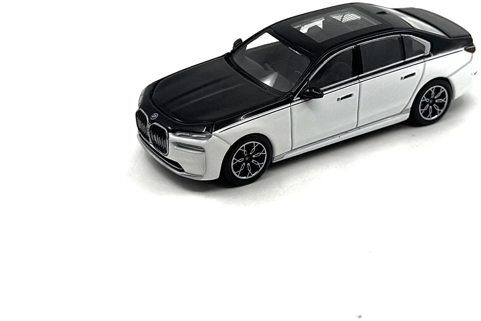 Mini GT BMW I7 XDrive 60 Alpine - white/black met - 1:64