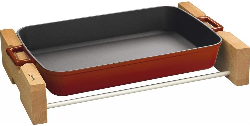 Lava Metal Litinový pekáč s dřevěným podstavcem červený