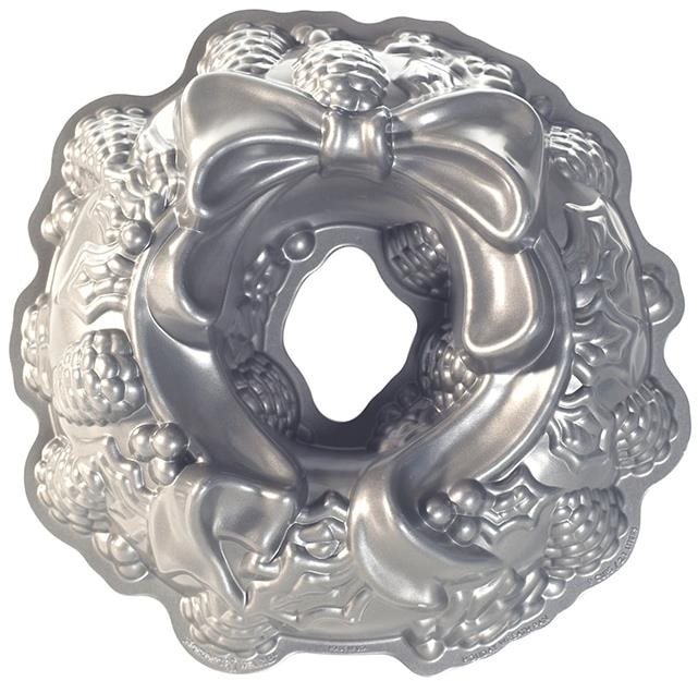 NORDIC WARE Forma na bábovku ve tvaru svátečního věnce stříbrná