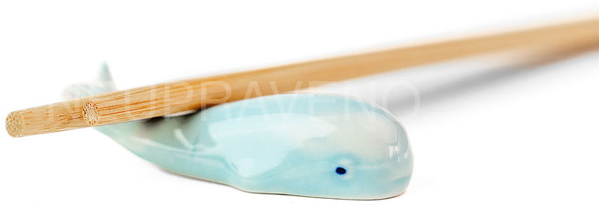 Made In Japan Oblázek na odložení hůlek Whale, modrý, keramika