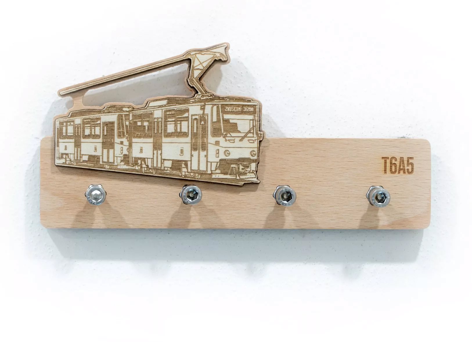 ŠN Designový dřevěný věšák na klíče Tramvaj T6A5
