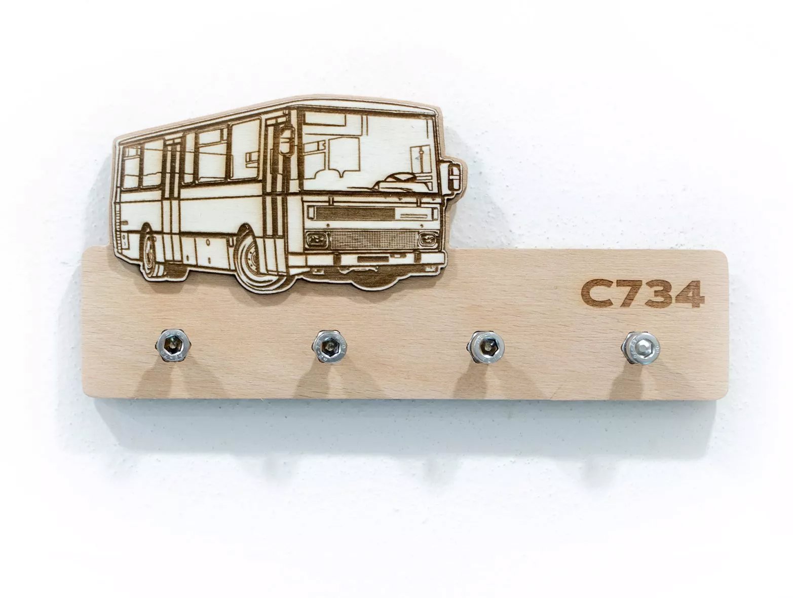 ŠN Designový dřevěný věšák na klíče autobus C734