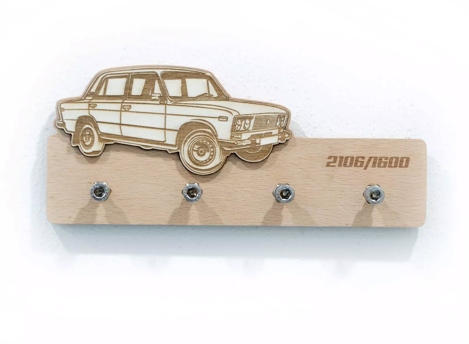 ŠN Designový dřevěný věšák na klíče Lada 2106/1600