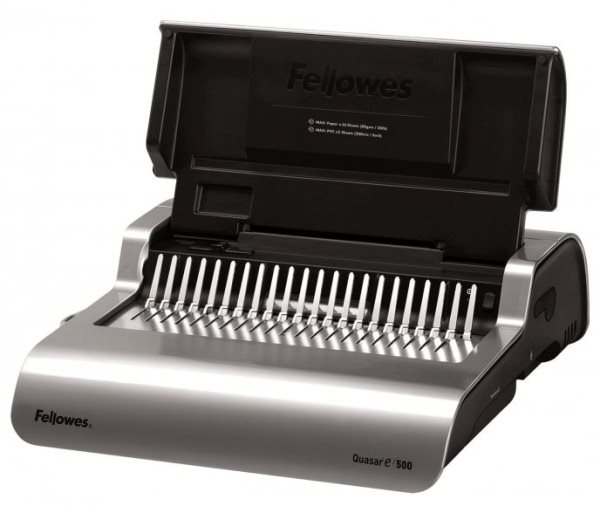 Vazač Fellowes QUASAR - E na stole, připravený k použití.