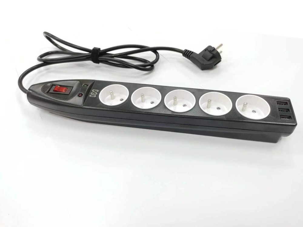 IN Přepěťová ochrana s 5 zásuvkami a 3 USB
