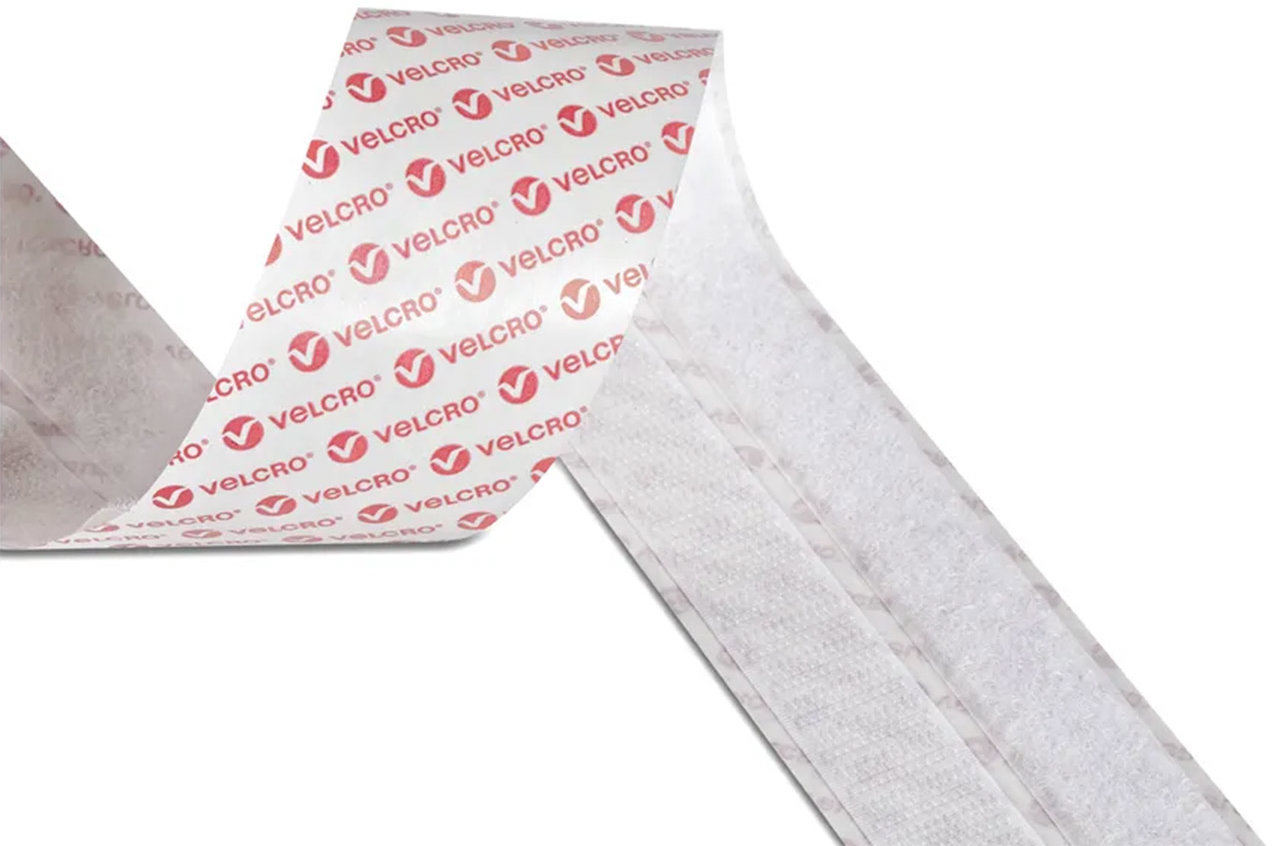 Bílá nalepovací páska se suchým zipem VELCRO, šířka 20 mm, délka 1 m.